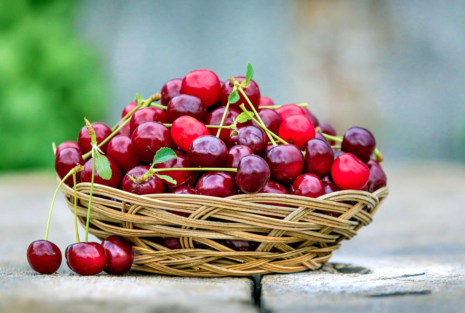 cereja-beneficios-e-composicao fruta rica em antioxidantes, anti-inflamatórios naturais e melatonina