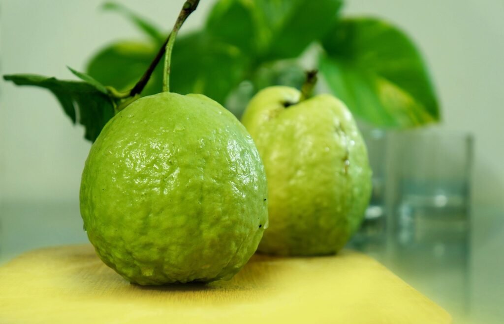 Goiaba-beneficios-e-composicao fruta tropical rica em vitamina C, fibras, antioxidantes e muito sabor