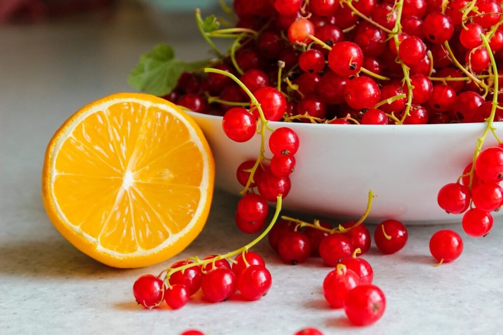 Groselha-beneficios-e-composicao fruta rica em vitamina C, antioxidantes e ideal para saúde e beleza