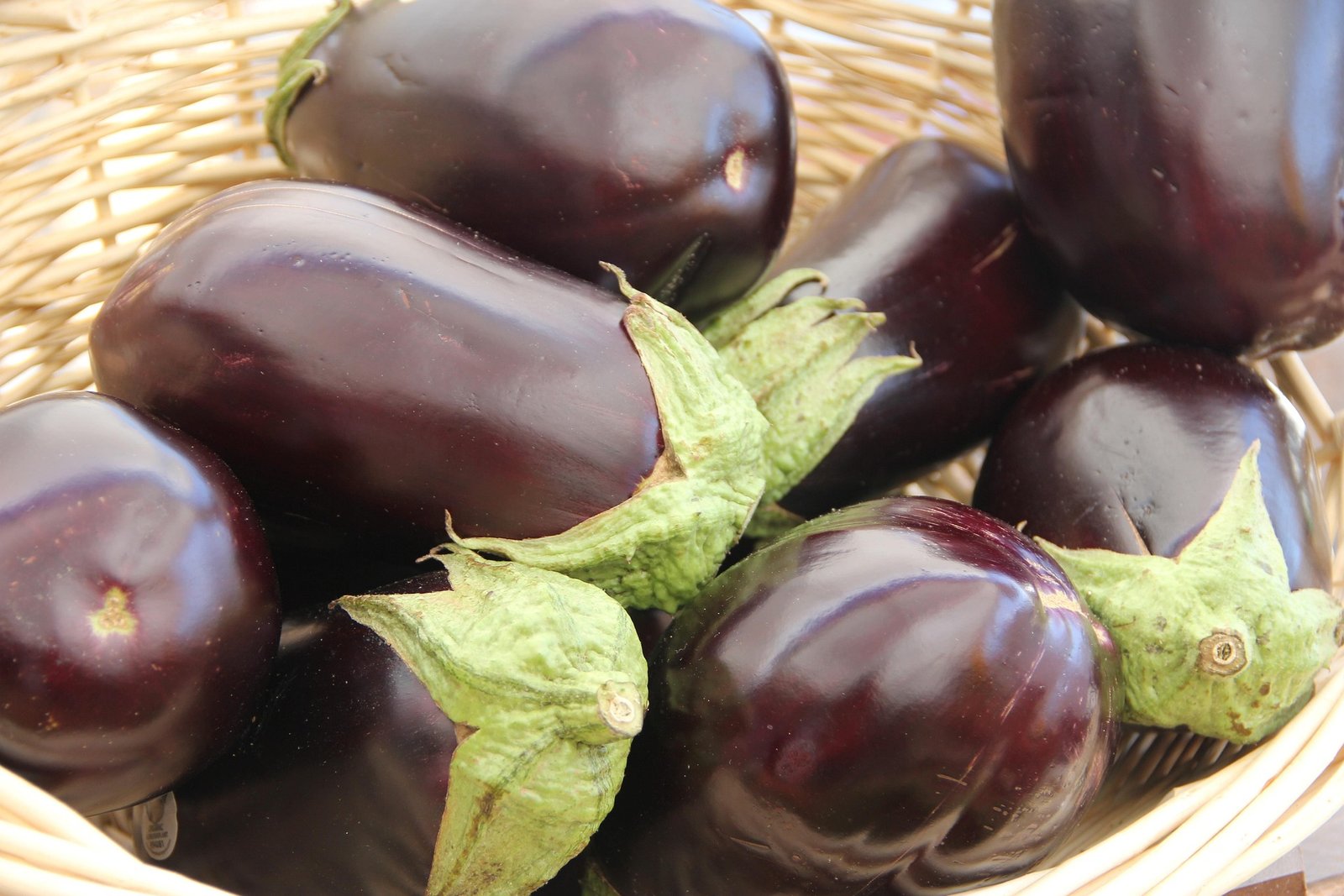 berinjela benefícios - como consumir berinjela - valor nutricional berinjela - receitas com berinjela - berinjela assada - caponata de berinjela
