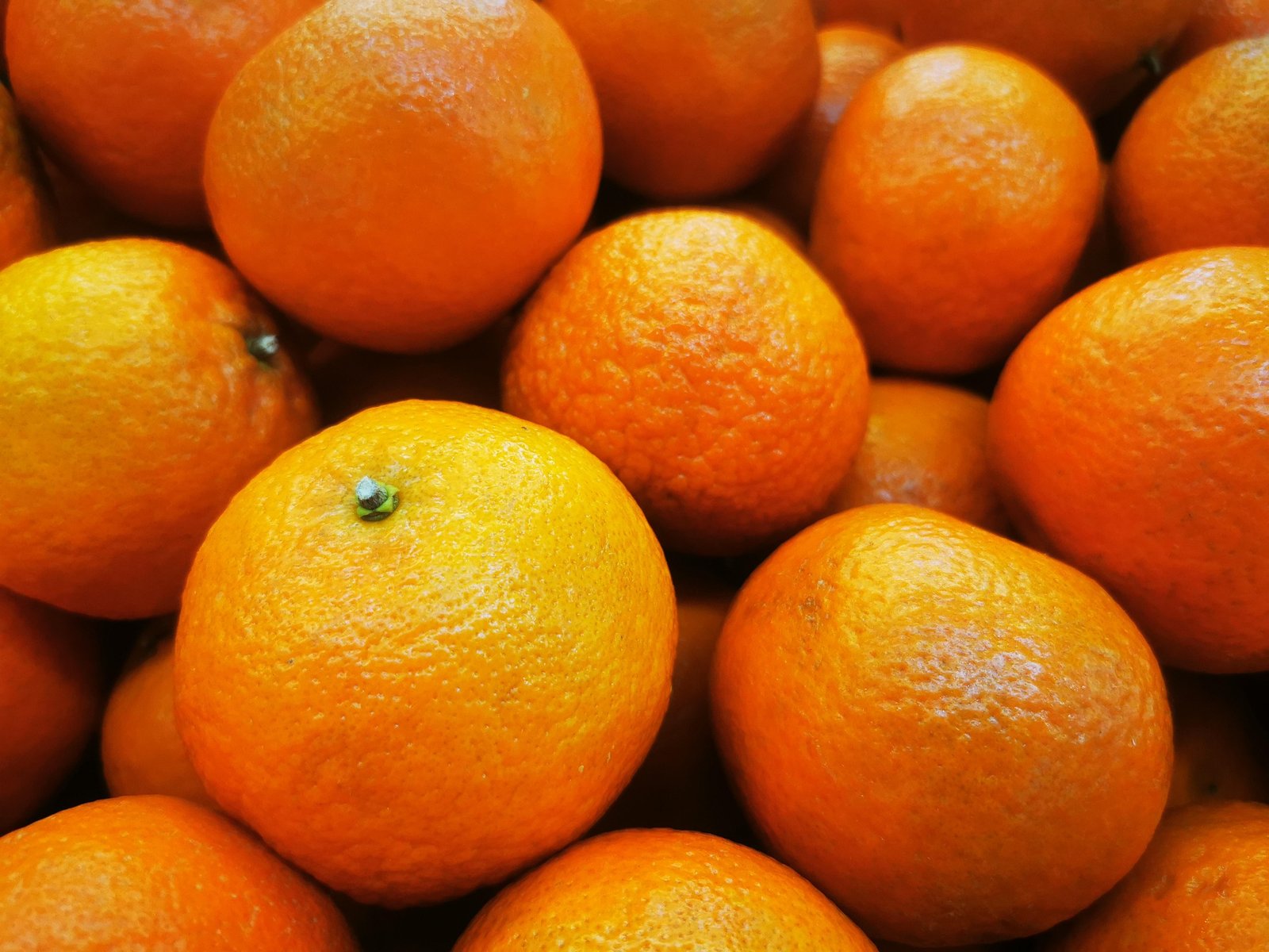 laranja-beneficios-e-composicao laranjas inteiras e em gomos, casca perfumada, rica em vitamina C e fibras - ideal para sucos, saladas e sobremesas