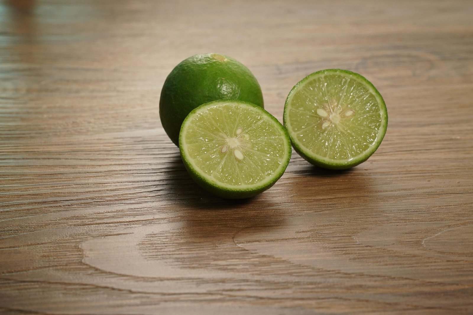 limao-beneficios-e-composicao limões taiti e siciliano inteiros e fatiados, casca perfumada, ricos em vitamina C e fibras ideais para chás, saladas e sobremesas