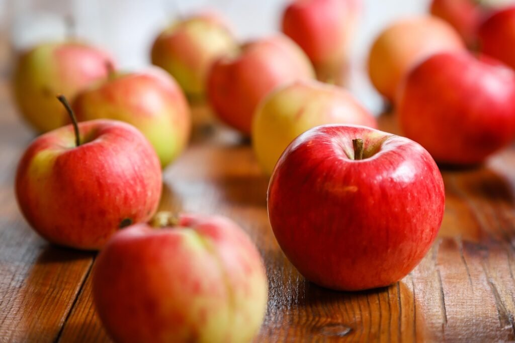maca-beneficios-e-composicao maçãs gala, fuji e maçã-verde inteiras e fatiadas - casca brilhante, ricas em fibras e vitamina C - ideais para saladas, lanches e sobremesas