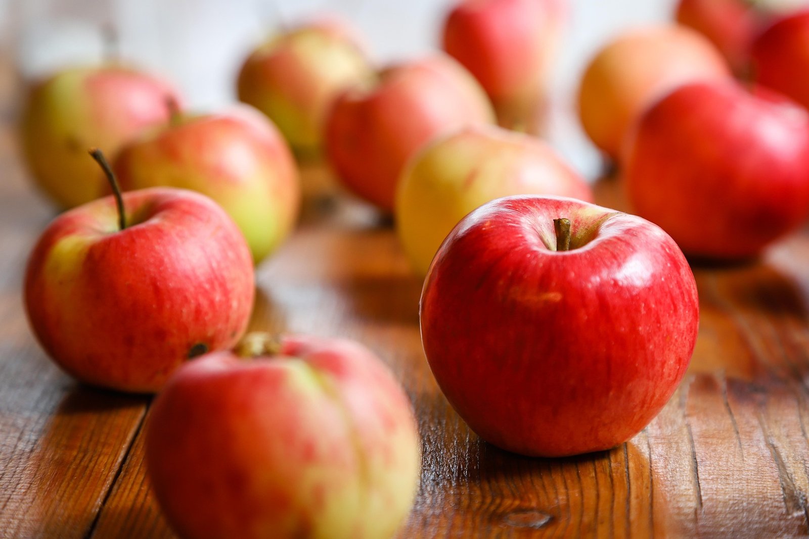 maca-beneficios-e-composicao maçãs gala, fuji e maçã-verde inteiras e fatiadas - casca brilhante, ricas em fibras e vitamina C - ideais para saladas, lanches e sobremesas
