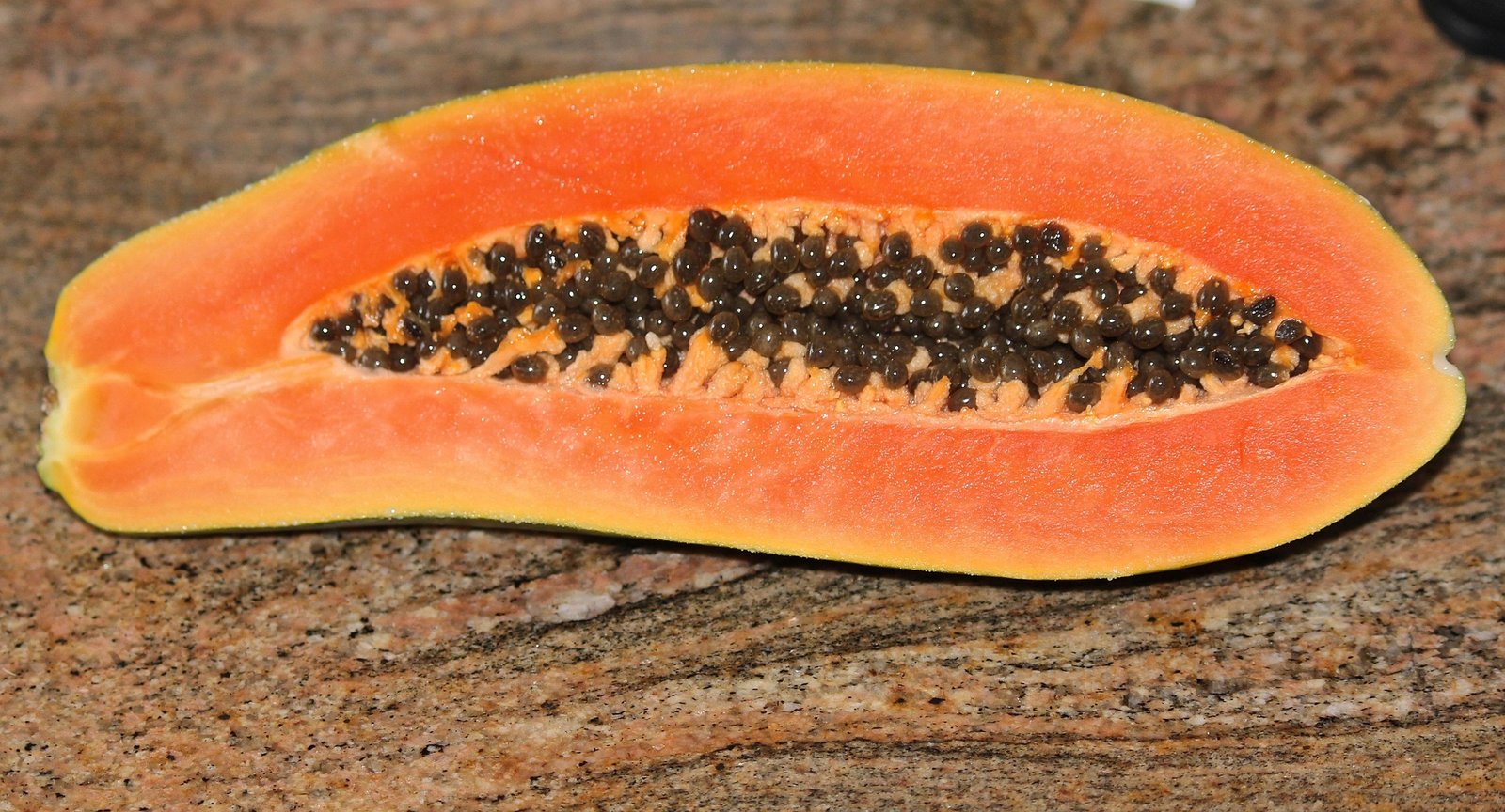 mamao-beneficios-e-composicao mamão havaí e formosa inteiros e fatiados - polpa alaranjada, rica em vitamina C e fibras - ideal para bowls, smoothies e sobremesas