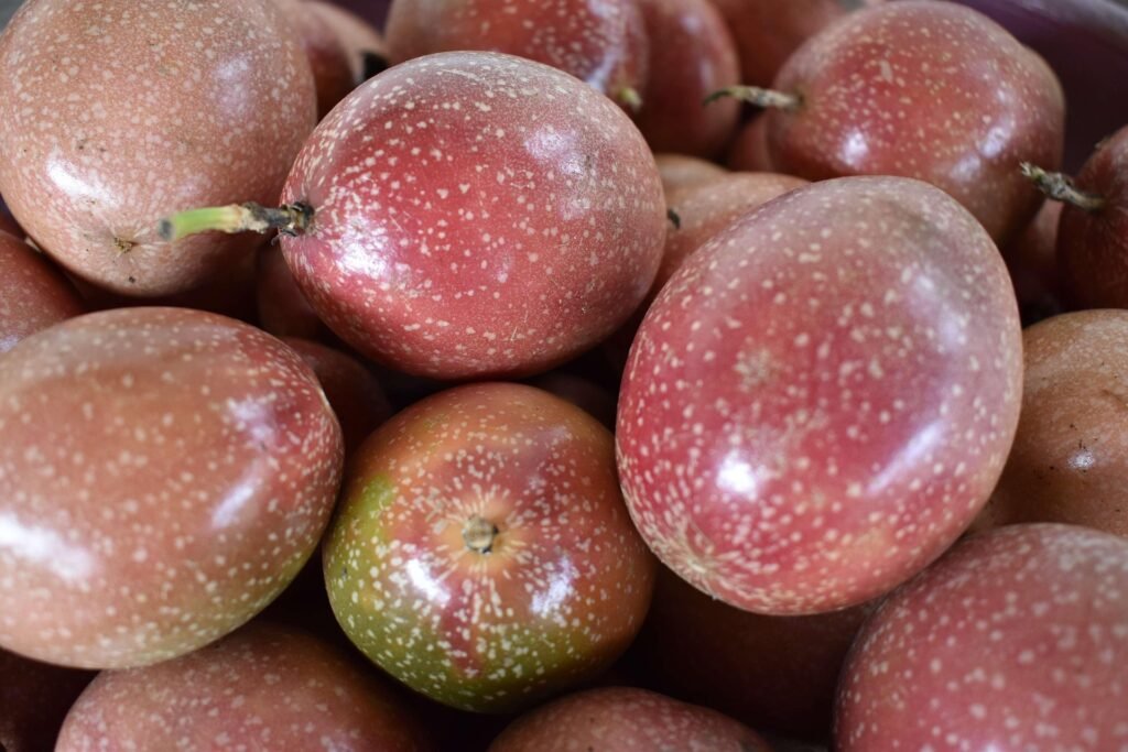 maracuja-beneficios-e-composicao maracujá-azedo e maracujá-doce abertos e inteiros, polpa dourada com sementes, rico em fibras e vitamina C, ideal para sucos, molhos e sobremesas
