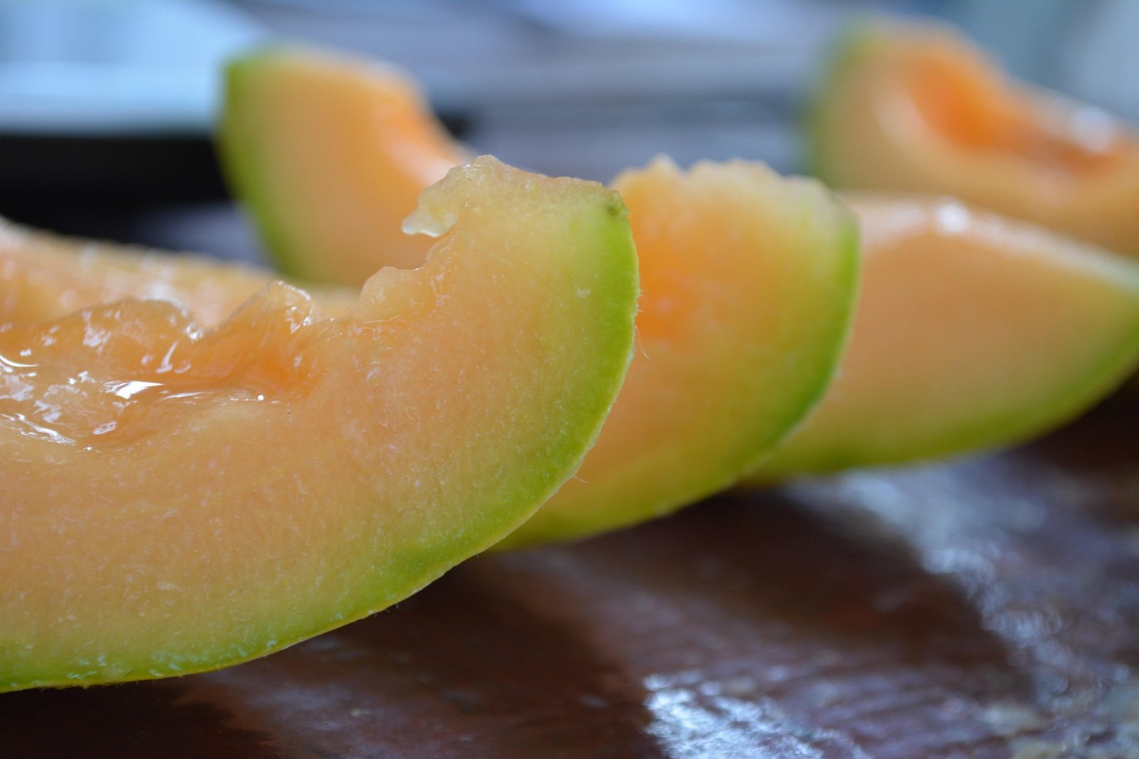 melao-beneficios-e-composicao melão cantaloupe e melão amarelo inteiros e fatiados, polpa suculenta, rica em água, vitamina C e potássio, ideal para verão e pós-treino