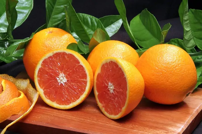 orangelo-beneficios-e-composicao frutos de orangelo inteiros e em gomos - polpa suculenta e cítrica, rica em vitamina C e fibras - ideal para sucos, saladas e molhos