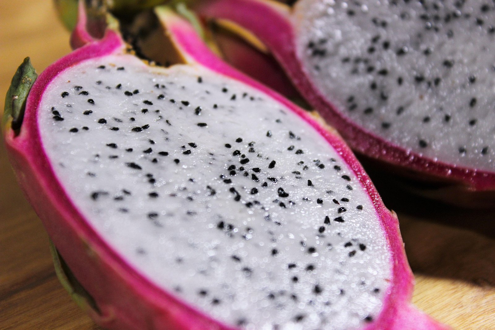pitaia-beneficios-e-composicao fruta-do-dragão cortada - polpa com sementes, rica em fibras e vitamina C - ideal para smoothies, saladas e sobremesas leves