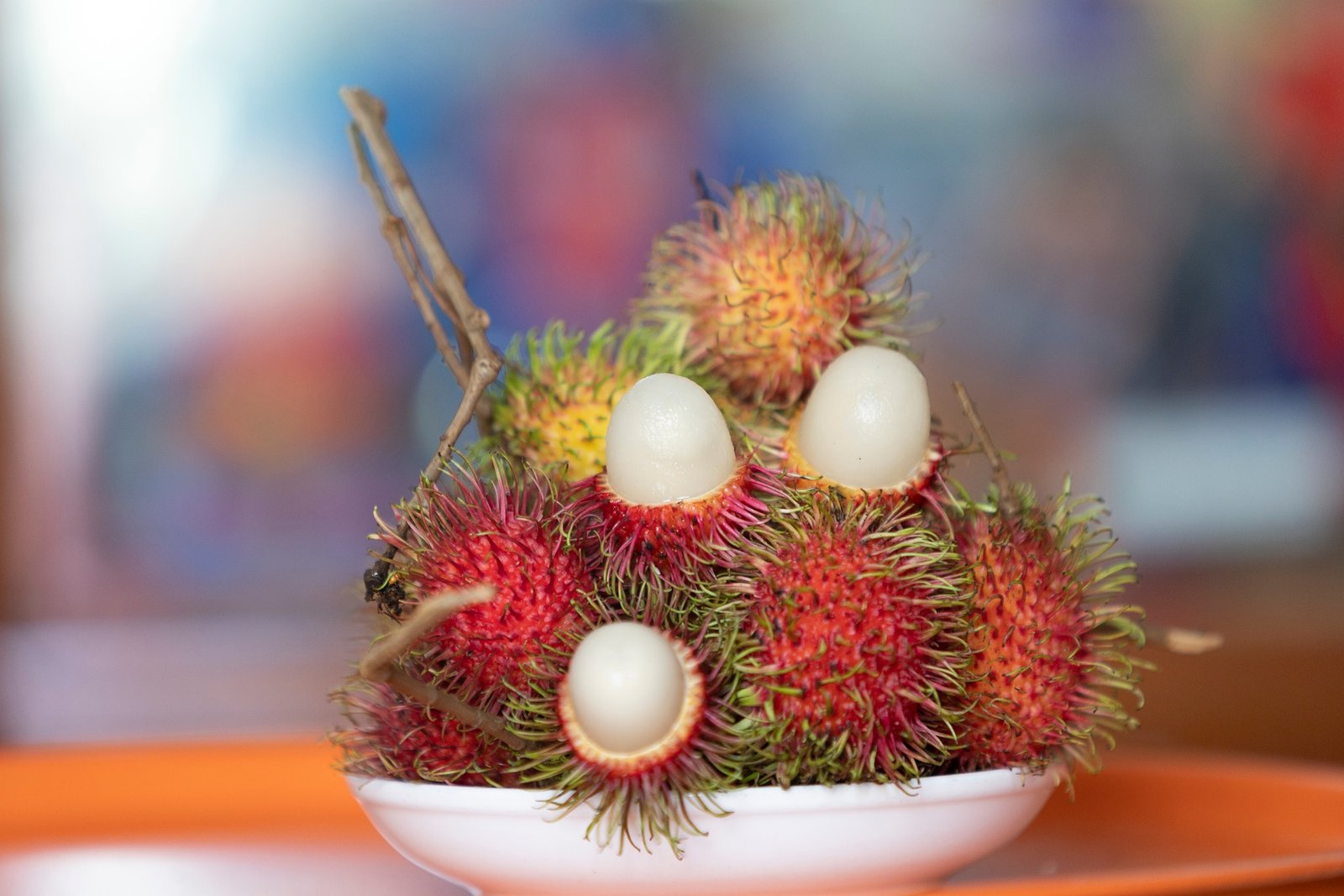 rambutan-beneficios-e-composicao frutos vermelhos “cabeludos”, polpa translúcida doce-ácida - ideal para bowls, saladas, molhos e sobremesas